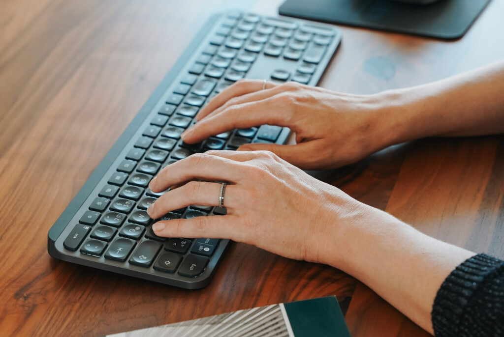 Hände beim Arbeiten an einer Computertastatur