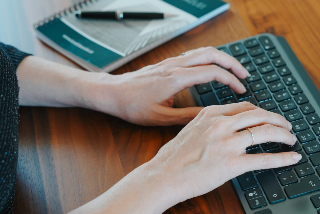 Hände beim Tippen auf einer Tastatur