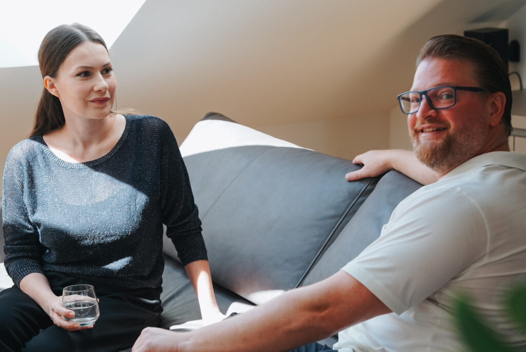 Frau und Mann im Gespräch auf einem Sofa
