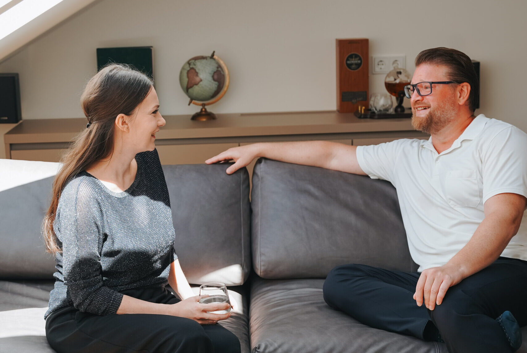 Frau und Mann im Beratungsgespräch auf dem Sofa