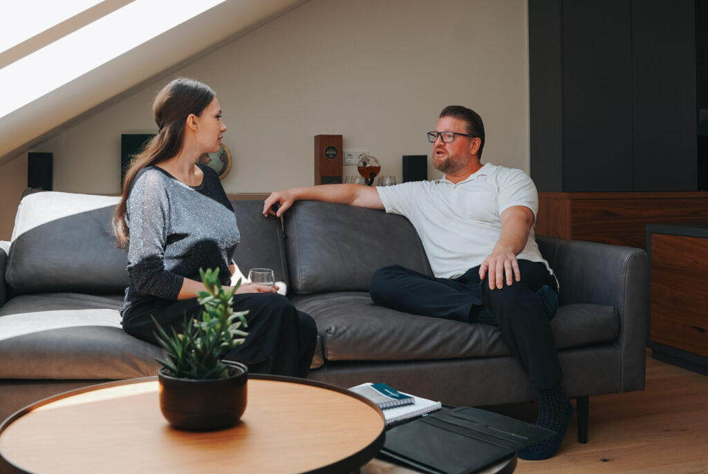 Frau und Mann im Beratungsgespräch auf einem Sofa